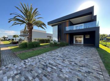 Casa · 386m² · 5 Quartos · 2 Vagas · Sobrado com 5 suítes/quartos, mobiliado e decorado no condomínio fechado Capão I