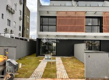 Casa · 146m² · 3 Quartos · 2 Vagas · Sobrado com 3 Suítes e Jacuzzi a 1km da Praia dos Ingleses