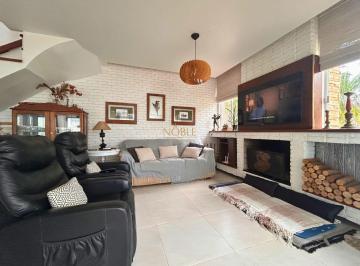Casa · 170m² · 2 Quartos · 3 Vagas · Casa à Venda no Bairro Centenário – 170 m², Terreno Amplo, Lareira e Hidromassag