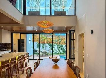 Casa · 240m² · 3 Quartos · 4 Vagas · Casa à venda em Valinhos – 3 suítes, automação, acabamento luxo