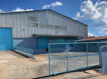 FAXADA, PÁTIO COM DOCAS · Excelente Galpão Industrial para Locação em Varginha. Ideal para sua Empresa!
