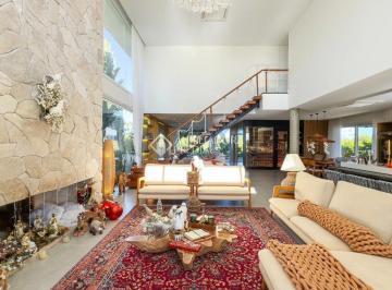 Casa · 378m² · 3 Quartos · 3 Vagas · Elegância, exclusividade e o privilégio de viver próximo a natureza.