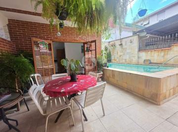Casa · 210m² · 4 Quartos · 2 Vagas · Sobrado com 3 suítes - Embaré 