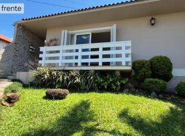 Casa · 203m² · 4 Quartos · 2 Vagas · Excelente casa de 4 dormitórios, 1 suíte e 2 vagas em Novo Hamburgo.