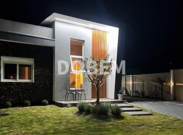 Casa · 120m² · 3 Quartos · 4 Vagas · 🏡 Linda casa residencial com suíte à venda na Vila Augusta, Viamão, Rio Grande do Sul!