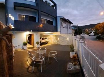 Casa · 120m² · 4 Quartos · 2 Vagas · Casa de 3 Pavimentos, Solarium e Terraço Panorâmico