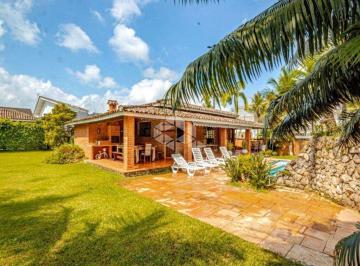 Casa · 500m² · 4 Quartos · 2 Vagas · Oportunidade - Casa à Venda no Condomínio Acapulco na Praia do Pernambuco por R$2.300.000,00