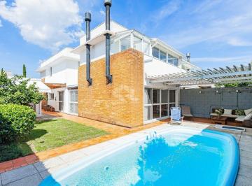Casa · 245m² · 3 Quartos · 2 Vagas · CASA EM CONDOMINIO FECHADO, COM AMPLO PÁTIO.