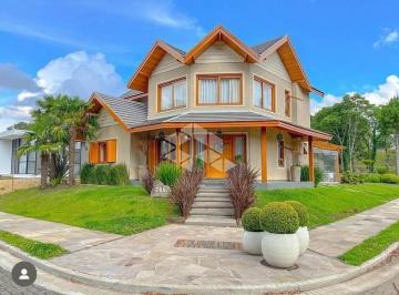 Casa · 226m² · 3 Quartos · 2 Vagas · Casa com três dormitórios em Gramado