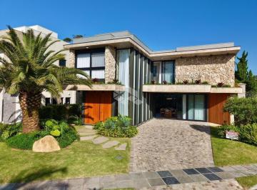 Casa · 257m² · 4 Quartos · 2 Vagas · Casa a venda com 4 suítes no condomínio Porto Coronado