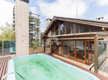 Apartamento · 208m² · 3 Quartos · 2 Vagas · Cobertura à venda com 208 m² privativos com 3 quartos sendo 2 suítes e 2 vagas na Rua Itajai Bairro