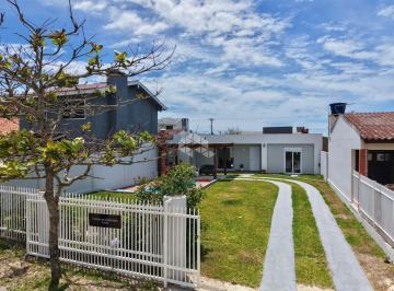 Casa · 100m² · 3 Quartos · Casa de 3 dormitórios térrea, com piscina a 2 quadras do mar na praia de Arroio Teixeira em Capão da