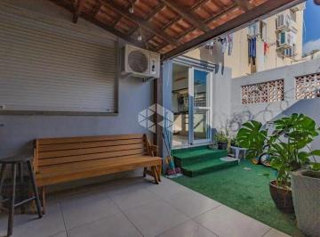 Apartamento · 74m² · 2 Quartos · Apartamento térreo de 2 dormitórios, reformado com pátio privativo .