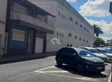 Casa · 300m² · 4 Quartos · 3 Vagas · Casa de dois pisos com 4 dormitórios e 3 vagas de garagem no centro de Vacaria!