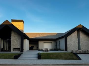 Casa · 674m² · 5 Quartos · 2 Vagas · Casa de Alto Padrão à Venda Condomínio Fechado em Bananeiras
