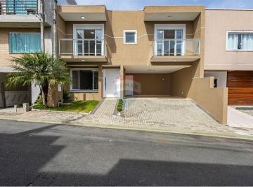 Casa · 151m² · 3 Quartos · 2 Vagas · Sobrado à venda em condomínio fechado, com 151m², 3 quartos, sendo 1 suíte, e 2 vagas cobertas, por