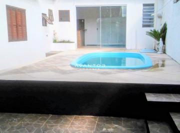 Casa · 150m² · 3 Quartos · 2 Vagas · Casa de 3 dormitórios com piscina e 2 vagas de garagem próxima ao Centro de Sant