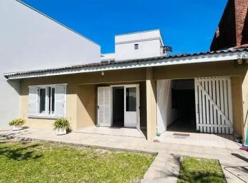 Casa · 130m² · 3 Quartos · 2 Vagas · Casa a duas quadras do mar 