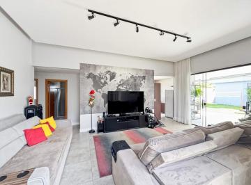 Casa · 226m² · 3 Quartos · 3 Vagas · Casa nova e moderna de 3 quartos, sendo 1 Suíte. Localizada no Condomínio Alto Boa Vista.