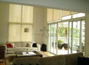 Apartamento de 4 quartos, São Paulo · Dois terraços, sendo um com churrasqueira. Living com pé direito duplo, sala de jantar com terraço.