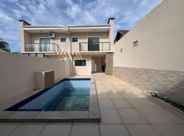 Casa · 133m² · 4 Quartos · 2 Vagas · Sobrado na Barra do Sai com 04 Dormitórios e Piscina