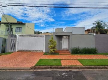 Casa · 190m² · 4 Vagas · Casa térrea reformada e rica em planejados na entrada do Carandá Bosque.