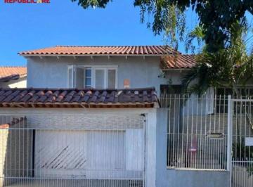 Casa · 300m² · 3 Quartos · 2 Vagas · Casa com Duas Residências e Pátio Amplo no Bairro Tranquilo