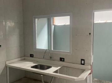 Foto 01 · Casa para locação em Praia Grande-SP, bairro Esmeralda: 2 quartos, 1 sala, 2 banheiros, 70m² de área