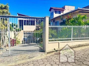 Casa · 218m² · 4 Quartos · 2 Vagas · Casa Ampla com 4 Dormitórios e Terraço Gourmet na Trindade