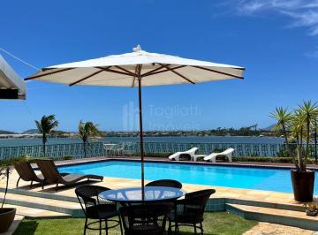 Casa · 1000m² · 6 Quartos · Situada às margens do Canal de Cabo Frio, com vista panorâmica.