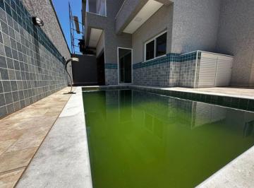 Casa de 3 quartos, Itanhaém · Casa à 50m do mar com 3 quartos e piscina em Itanhaém.
