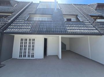 Casa de 4 quartos, Curitiba · Amplo espaço interno, quarto no primeira andar com bwc social, 03 vagas carros grandes