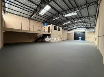Comercial · 700m² · 4 Vagas · Galpão disponível para locação no bairro Custódio Pereira em Uberlândia-MG