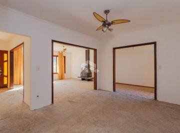 Casa · 225m² · 3 Quartos · 2 Vagas · Casa ampla com pátio nos fundos e na frente, no coração do Três Figueiras