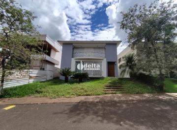 Casa · 300m² · 4 Quartos · 4 Vagas · Casa em condomínio fechado com 4 quartos sendo 3 suítes, disponível para locação e venda na Zona Sul