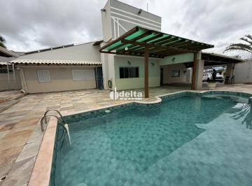 Casa · 602m² · 4 Quartos · 5 Vagas · Casa residencial com 4 quartos sendo 3 suítes, disponível para locação no bairro Jaraguá em Uberlând