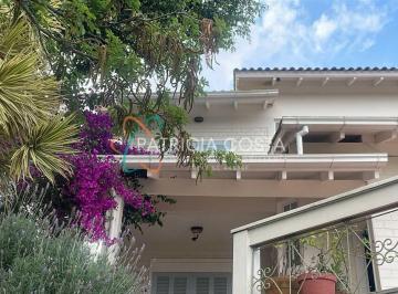 Casa · 300m² · 4 Quartos · 4 Vagas · Bela Casa à Venda no Bairro Village | Garopaba/SC