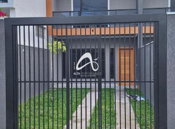 Casa · 120m² · 3 Quartos · 2 Vagas · Sobrado Novo de Frente para Rua • Pinheirinho
