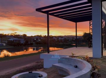 Casa 169m² Temporada Terras de Santa Cristina VI · Casa de frente para os lagos no Riviera de santa Cristina 13! Aluguel de diárias!