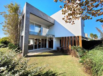 Casa · 372m² · 5 Quartos · 2 Vagas · Casa de esquina com 5 suítes no condomínio La Plage em Xangri-lá