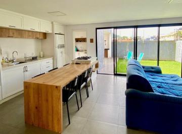 4 · Casa de 164m² com 3 quartos sendo 2 suítes nos Ingleses