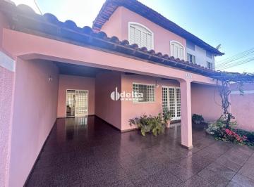 Casa · 200m² · 4 Quartos · 2 Vagas · Casa com 4 quartos sendo 1 suíte  para venda no bairro Nossa Senhora das Graças em Uberlândia MG