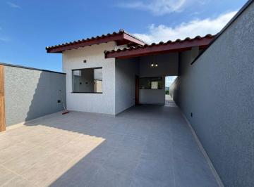 Casa de 3 quartos, Peruíbe · Casa com 3 quartos e espaço para piscina em Peruíbe.