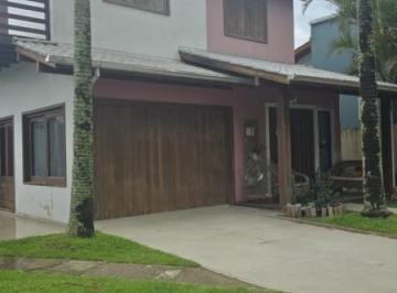 Foto 32 · Aluguel de casa para temporada no Centro de Garopaba-SC: 4 quartos, piscina e 3 vagas de garagem!