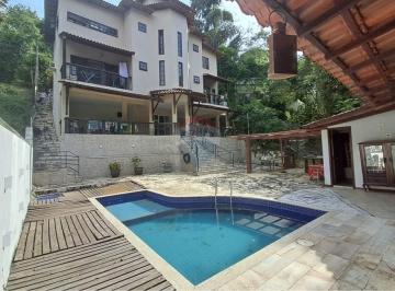 Casa · 600m² · 5 Quartos · 2 Vagas · Linda Casa triplex com 5 quartos, com uma excelente área gourmet com piscina e vista para montanhas.