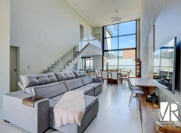 Foto 02 · Casa de Alto Padrão no Condomínio Caledônia em Camboriú com 3 Suítes e Área Gourmet