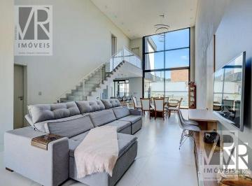 Foto 02 · Casa de Alto Padrão no Condomínio Caledônia em Camboriú com 3 Suítes e Área Gourmet