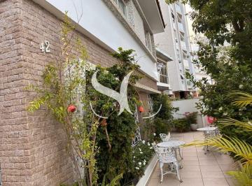Casa · 207m² · 4 Quartos · 4 Vagas · Raridade na Ponta da Praia: Sobrado Espaçoso com Jardim e Quintal Amplo