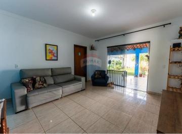 Casa · 220m² · 3 Quartos · 3 Vagas · Casa dos Sonhos em Paranoá: Preço Reduzido!