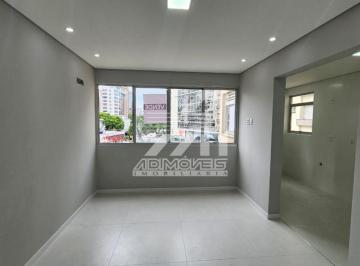 Apartamento de 2 quartos, Florianópolis · Apartamento reformado com sacada e vaga no Centro de Florianópolis